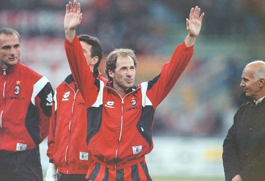 28 ottobre 1997- Milano - Franco baresi saluta il pubblico prima della partita di addio al calcio, a San Siro. (ANSA/C.Ferraro)