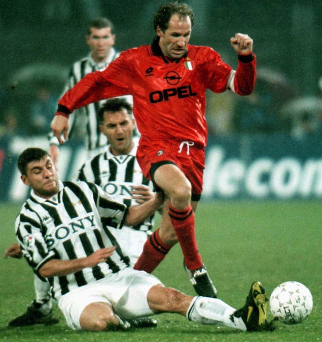 Il veterano del Milan Franco Baresi supera i giocatori della Juventus Angelo Di Livio e Christian Vieri durante una partita di calcio di Prima Divisione disputata a Torino il 17 novembre 1996. (Foto AP/Mauro Pilone, Archivio/APS)