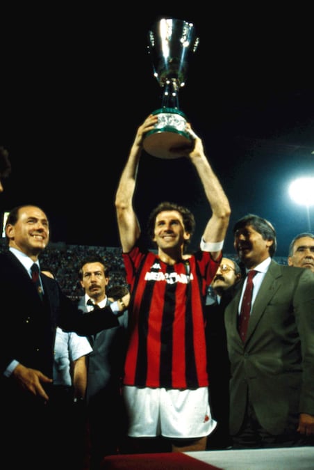 Anno1989 Washington, Usa Calcio Finale di Supercoppa di Lega Milan-Torino 1-0. Nella foto : il calciatore del Milan Franco Baresi con la coppa insieme a Silvio Berlusconi. (LaPresse/Archivio storico)