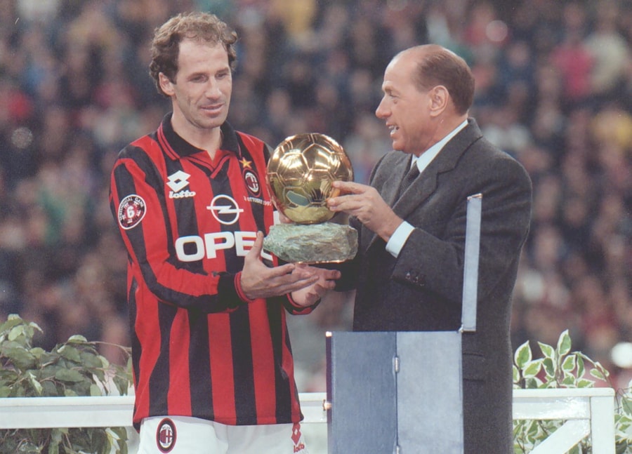 29 ottobre 1997 - Franco Baresi premiato allo stadio Meazza dal presidente del Milan Silvio Berlusconi con un pallone d'oro. (ANSA/Radaelli)