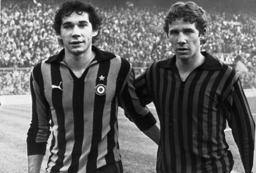 I fratelli Baresi, Franco (D) del Milan e Giuseppe dell'Inter, al termine del derby del 13 novembre 1978. (ANSA/Archivio)