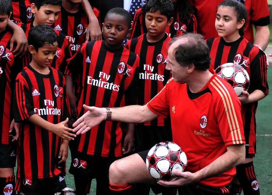 Hong Kong 16 maggio 2011 - nella foto La leggenda del calcio italiano Franco Baresi (a destra, in primo piano) mentre stringe la mano ai giovani calciatori della AC Milan Soccer Schools a Hong Kong. (Foto IPP/Xinhua/Lo Ping Fai via ZUMA Wire)