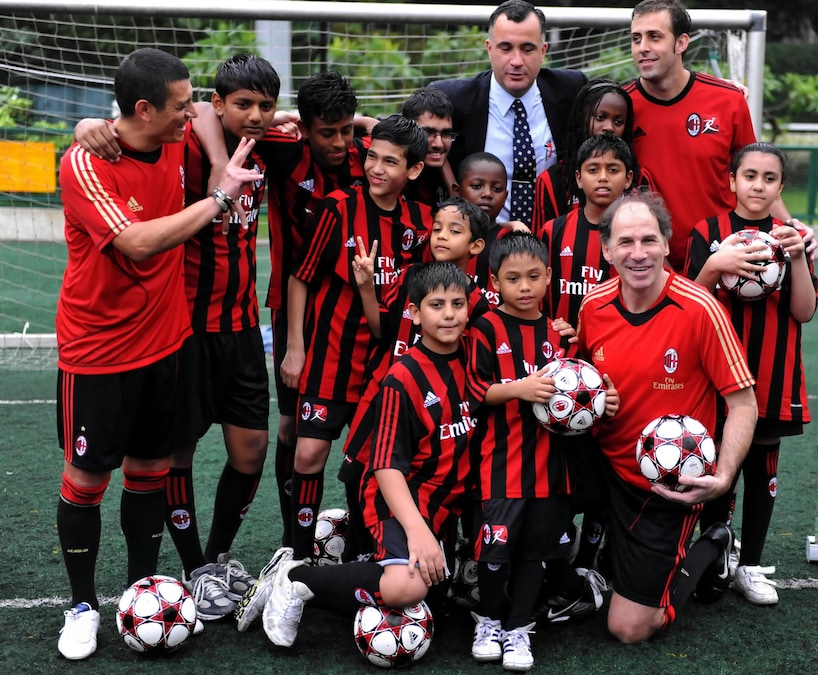Hong Kong 16 maggio 2011 - nella foto La leggenda del calcio italiano Franco Baresi (a destra, ) con i bambini giovani calciatori della AC Milan Soccer Schools a Hong Kong. (Foto IPP/Xinhua/Lo Ping Fai via ZUMA Wire)