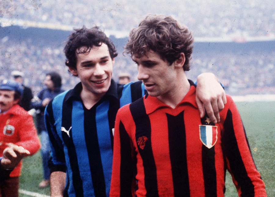 Milano - Campionato di calcio serie A 1978-1979 - Milan-Inter. Nella foto Giuseppe Beppe Baresi abbraccia il fratello Franco. (foto IPP/Alberto Sabattini)