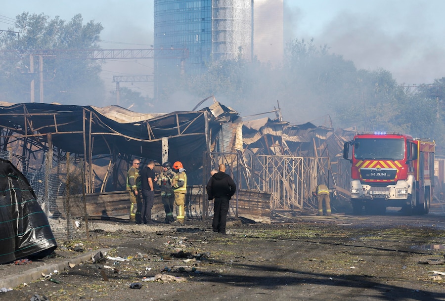 I soccorritori ucraini operano sul luogo di un attacco missilistico russo contro un mercato a Kiev, in Ucraina, il 30 luglio 2026, nel contesto dell’invasione russa. Secondo il Servizio statale di emergenza, almeno otto persone sono morte e decine sono rimaste ferite in seguito a un massiccio attacco combinato sferrato dalla Russia durante la notte in Ucraina. La Russia ha lanciato almeno 70 missili di vario tipo e oltre 280 droni d’assalto durante i massicci attacchi sferrati durante la notte in tutto il Paese, secondo quanto riferito dalle forze aeree. EPA/SERGEY DOLZHENKO (EPA)