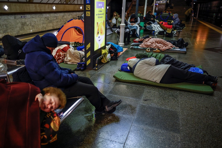 Alcune persone dormono mentre si rifugiano all'interno di una stazione della metropolitana durante un attacco notturno russo con missili e droni, nel contesto dell'offensiva russa contro l'Ucraina, a Kiev, Ucraina. REUTERS/Alina Smutko (REUTERS)