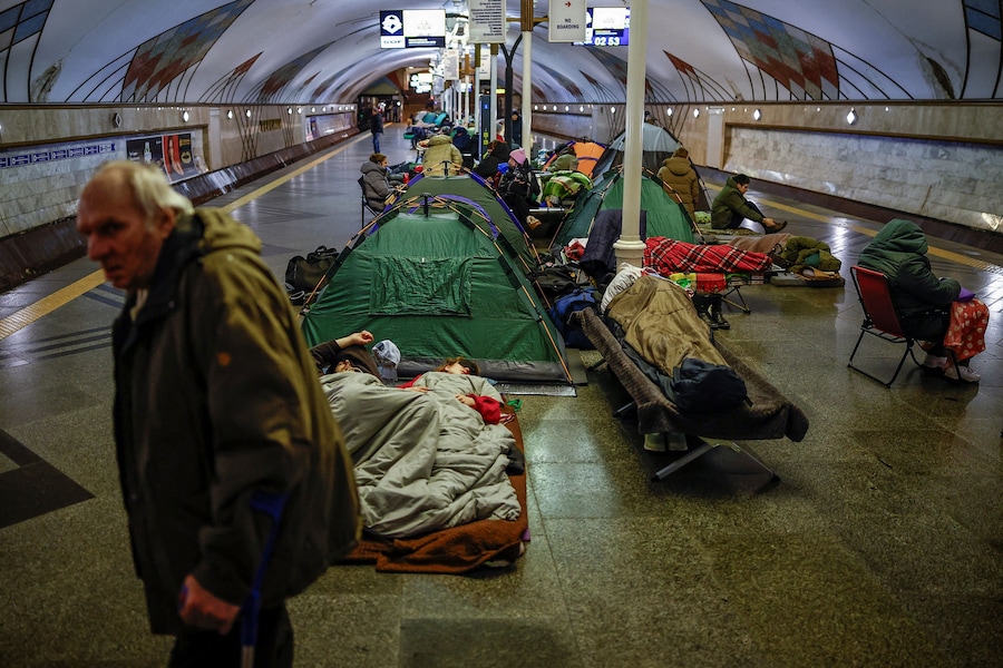 La popolazione si rifugia all'interno di una stazione della metropolitana durante un attacco notturno russo con missili e droni, nel contesto dell'offensiva russa contro l'Ucraina, a Kiev, in Ucraina. REUTERS/Alina Smutko (REUTERS)