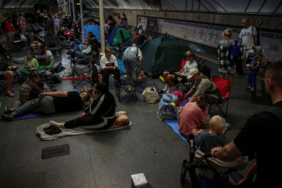 La popolazione si rifugia all'interno di una stazione della metropolitana durante un attacco notturno sferrato dalla Russia con missili e droni, nel contesto dell'offensiva russa contro l'Ucraina, a Kiev, Ucraina. REUTERS/Alina Smutko (REUTERS)