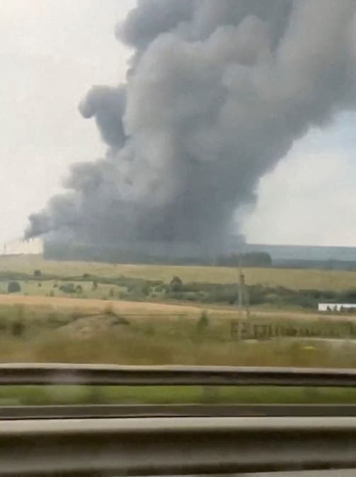 Il fumo si alza da un magazzino del rivenditore online russo Wildberries, che secondo le autorità russe è stato colpito da un attacco con droni ucraini, a Mastinovka, nella regione di Penza, in Russia, il 30 luglio 2026, in questa schermata tratta da un video pubblicato sui social media. SOCIAL MEDIA/via REUTERS (via REUTERS)