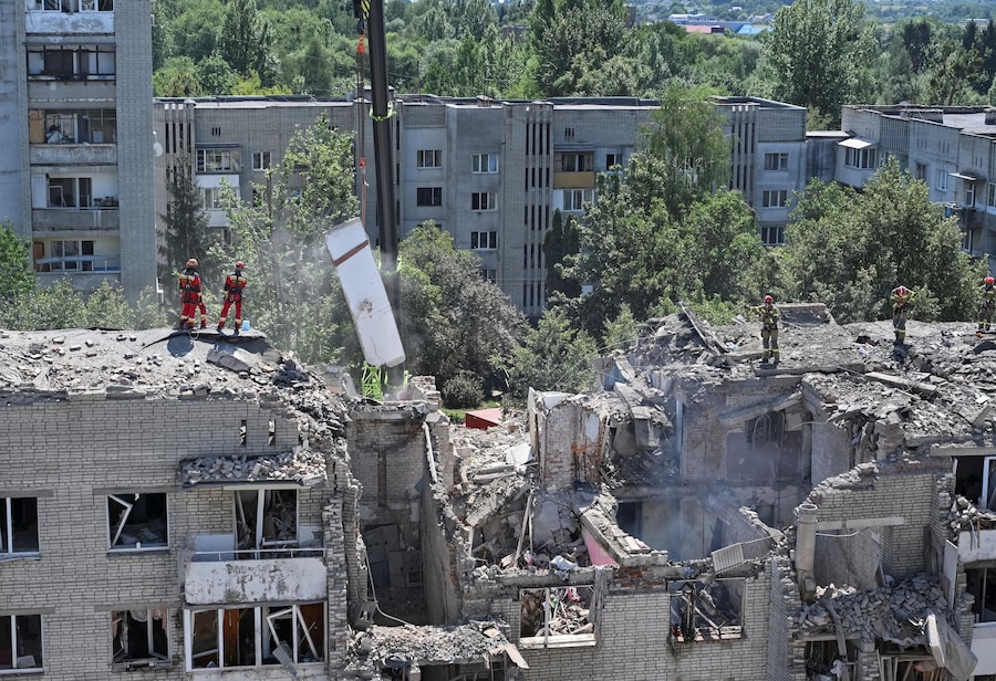 I soccorritori sono all'opera sul luogo di un condominio colpito da un missile russo, nel contesto dell'attacco della Russia all'Ucraina, a Leopoli, Ucraina, il 30 luglio 2026. REUTERS/Stringer (REUTERS)