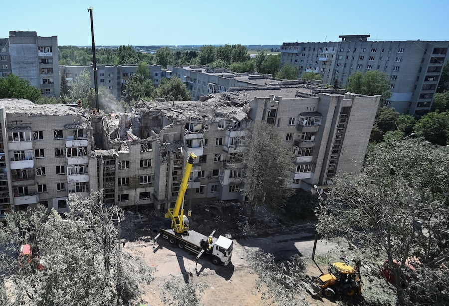 I soccorritori sono all'opera sul luogo di un condominio colpito da un missile russo, nel contesto dell'attacco della Russia all'Ucraina, a Leopoli, Ucraina, il 30 luglio 2026. REUTERS/Stringer (REUTERS)