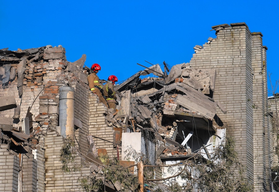 I soccorritori ucraini operano sul luogo di un attacco missilistico russo contro un edificio residenziale a Leopoli, nell’Ucraina occidentale, il 30 luglio 2026, nel corso dell’invasione russa. Secondo il Servizio statale di emergenza, almeno otto persone sono morte e decine sono rimaste ferite in seguito a un massiccio attacco combinato sferrato dalla Russia durante la notte in Ucraina. Le forze aeree hanno riferito che la Russia ha lanciato almeno 70 missili di vario tipo e oltre 280 droni d’assalto durante i massicci attacchi notturni in tutto il Paese. EPA/MYKOLA TYS (EPA)