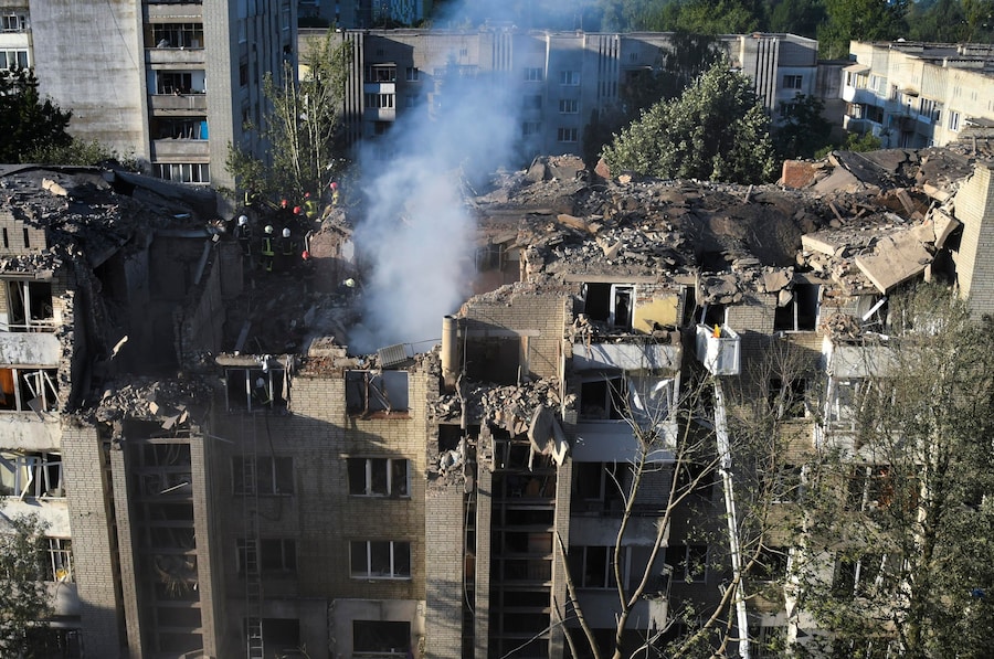 I soccorritori ucraini operano sul luogo di un attacco missilistico russo contro un edificio residenziale a Leopoli, nell’Ucraina occidentale, il 30 luglio 2026, nel corso dell’invasione russa. Secondo il Servizio statale di emergenza, almeno otto persone sono morte e decine sono rimaste ferite in seguito a un massiccio attacco combinato sferrato dalla Russia durante la notte in Ucraina. La Russia ha lanciato almeno 70 missili di vario tipo e oltre 280 droni d’assalto durante i massicci attacchi sferrati durante la notte in tutto il Paese, secondo quanto riferito dalle forze aeree. EPA/MYKOLA TYS (EPA)