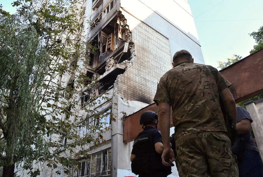 I soccorritori ucraini operano sul luogo di un attacco missilistico russo contro un edificio residenziale a Leopoli, nell’Ucraina occidentale, il 30 luglio 2026, nel contesto dell’invasione russa. Secondo il Servizio statale di emergenza, almeno otto persone sono morte e decine sono rimaste ferite in seguito a un massiccio attacco combinato sferrato dalla Russia durante la notte in Ucraina. Le forze aeree hanno riferito che la Russia ha lanciato almeno 70 missili di vario tipo e oltre 280 droni d’assalto durante i massicci attacchi notturni in tutto il Paese. EPA/MYKOLA TYS (EPA)