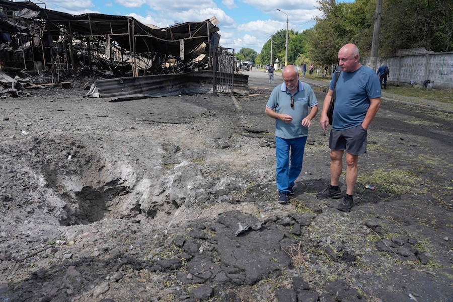 I residenti osservano un cratere causato da un missile nella piazza del mercato cittadino a seguito dell'attacco missilistico russo a Kiev, in Ucraina, giovedì 30 luglio 2026. (AP Photo/Efrem Lukatsky) (APN)