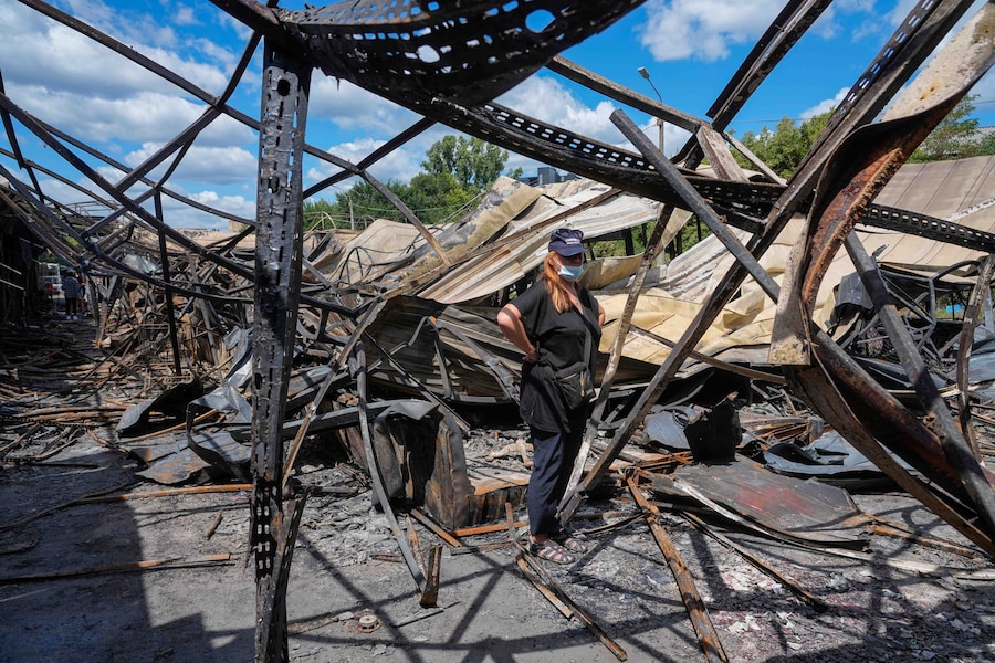 Un proprietario osserva le rovine della piazza del mercato cittadino dopo l'attacco missilistico russo a Kiev, in Ucraina, giovedì 30 luglio 2026. (Foto AP/Efrem Lukatsky) (APN)