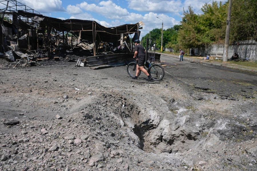 Un uomo passa accanto a un cratere provocato da un missile nella piazza del mercato della città in rovina, a seguito dell'attacco missilistico russo a Kiev, in Ucraina, giovedì 30 luglio 2026. (Foto AP/Efrem Lukatsky) (APN)