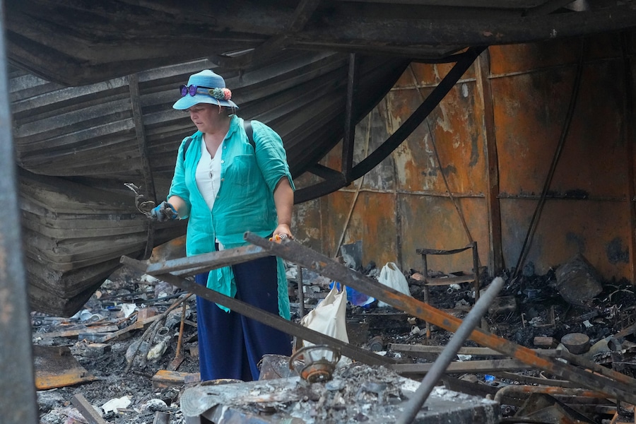 Un proprietario osserva le rovine del mercato cittadino dopo l'attacco missilistico russo a Kiev, in Ucraina, giovedì 30 luglio 2026. (AP Photo/Efrem Lukatsky) (APN)