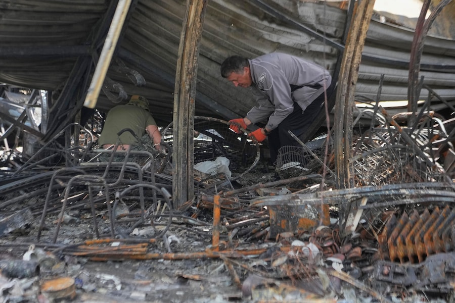 I proprietari setacciano le macerie nella piazza del mercato cittadino dopo l'attacco missilistico russo a Kiev, in Ucraina, giovedì 30 luglio 2026. (AP Photo/Efrem Lukatsky) (APN)