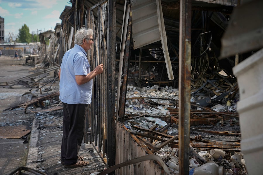 Un proprietario osserva le rovine del mercato cittadino dopo l'attacco missilistico russo a Kiev, in Ucraina, giovedì 30 luglio 2026. (Foto AP/Efrem Lukatsky) (APN)