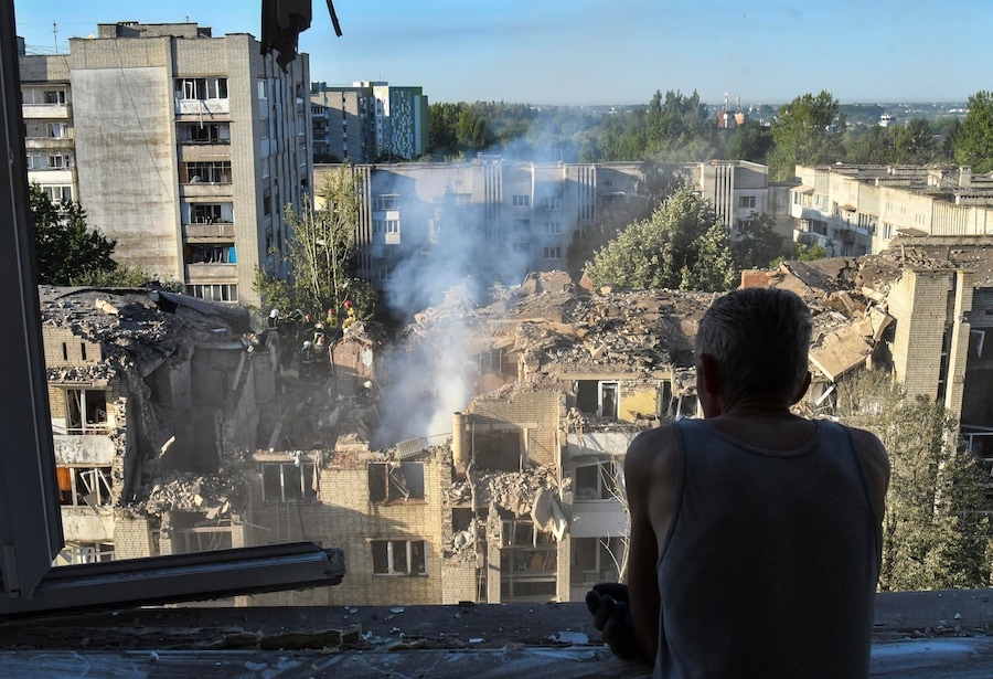Un uomo osserva il luogo in cui un missile russo ha colpito un edificio residenziale a Leopoli, nell’Ucraina occidentale, il 30 luglio 2026, nel corso dell’invasione russa. Secondo il Servizio statale di emergenza, almeno otto persone sono morte e decine sono rimaste ferite in seguito a un massiccio attacco combinato sferrato dalla Russia durante la notte in Ucraina. Le forze aeree hanno riferito che la Russia ha lanciato almeno 70 missili di vario tipo e oltre 280 droni d’assalto durante i massicci attacchi notturni in tutto il Paese. EPA/MYKOLA TYS (EPA)