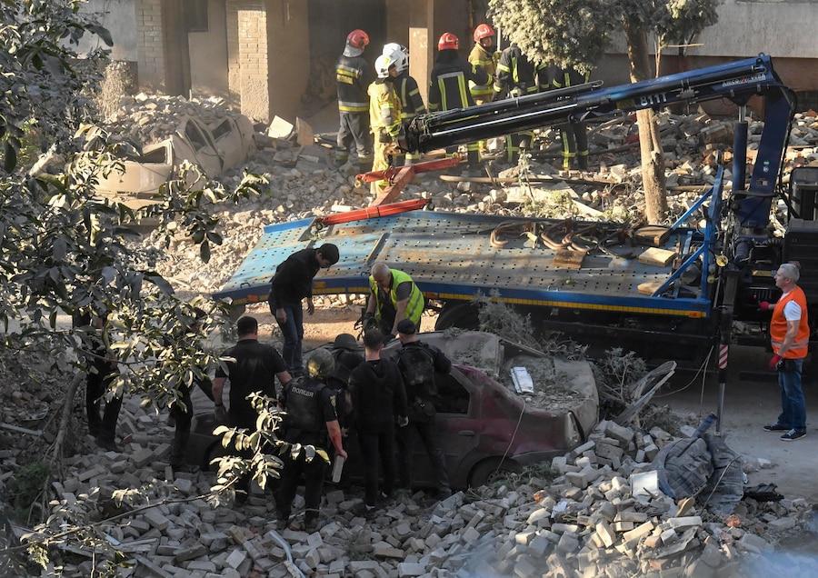 I soccorritori ucraini operano sul luogo di un attacco missilistico russo contro un edificio residenziale a Leopoli, nell’Ucraina occidentale, il 30 luglio 2026, nel corso dell’invasione russa. Secondo il Servizio statale di emergenza, almeno otto persone sono morte e decine sono rimaste ferite in seguito a un massiccio attacco combinato sferrato dalla Russia durante la notte in Ucraina. La Russia ha lanciato almeno 70 missili di vario tipo e oltre 280 droni d’assalto durante i massicci attacchi sferrati durante la notte in tutto il Paese, secondo quanto riferito dalle forze aeree. EPA/MYKOLA TYS (EPA)
