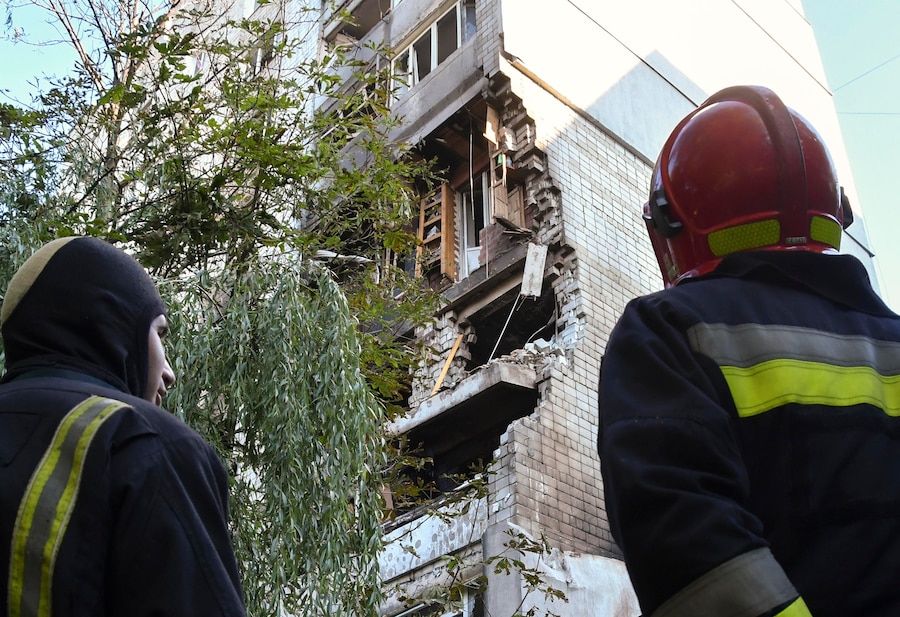 I soccorritori ucraini operano sul luogo di un attacco missilistico russo contro un edificio residenziale a Leopoli, nell’Ucraina occidentale, il 30 luglio 2026, nel corso dell’invasione russa. Secondo il Servizio statale di emergenza, almeno otto persone sono morte e decine sono rimaste ferite in seguito a un massiccio attacco combinato sferrato dalla Russia durante la notte in Ucraina. La Russia ha lanciato almeno 70 missili di vario tipo e oltre 280 droni d’assalto durante i massicci attacchi sferrati durante la notte in tutto il Paese, secondo quanto riferito dalle forze aeree. EPA/MYKOLA TYS (EPA)