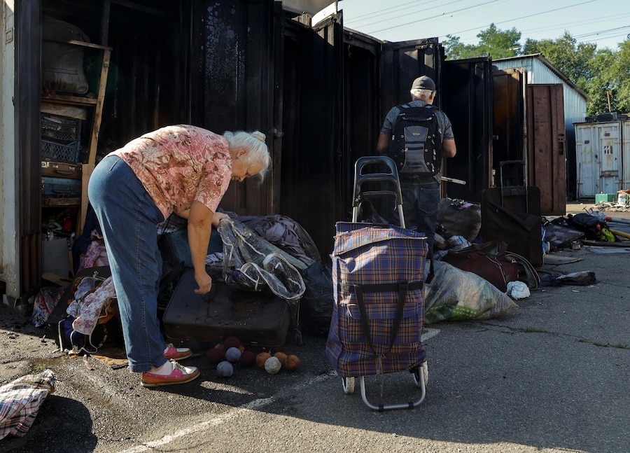 I venditori cercano di mettere al sicuro i propri beni sul luogo di un attacco missilistico russo contro un mercato a Kiev, in Ucraina, il 30 luglio 2026, nel corso dell’invasione russa. Secondo il Servizio statale di emergenza, almeno otto persone sono morte e decine sono rimaste ferite in seguito a un massiccio attacco combinato sferrato dalla Russia durante la notte in Ucraina. La Russia ha lanciato almeno 70 missili di vario tipo e oltre 280 droni d’assalto durante i massicci attacchi sferrati durante la notte in tutto il Paese, secondo quanto riferito dalle forze aeree. EPA/SERGEY DOLZHENKO (EPA)