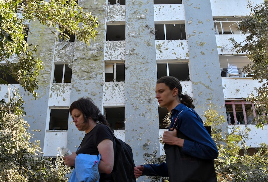 La gente passa davanti al luogo in cui un missile russo ha colpito un edificio residenziale a Leopoli, nell’Ucraina occidentale, il 30 luglio 2026, nel corso dell’invasione russa. Secondo il Servizio statale di emergenza, almeno otto persone sono morte e decine sono rimaste ferite in seguito a un massiccio attacco combinato sferrato dalla Russia durante la notte in Ucraina. La Russia ha lanciato almeno 70 missili di vario tipo e oltre 280 droni d’assalto durante i massicci attacchi sferrati durante la notte in tutto il Paese, secondo quanto riferito dalle forze aeree. EPA/MYKOLA TYS (EPA)