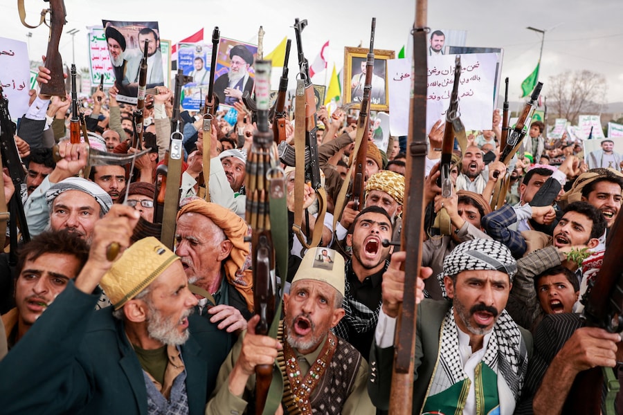 Sostenitori degli Houthi gridano slogan durante una manifestazione anti-saudita nel contesto di un’escalation con il Regno, a Sana’a, Yemen (REUTERS)