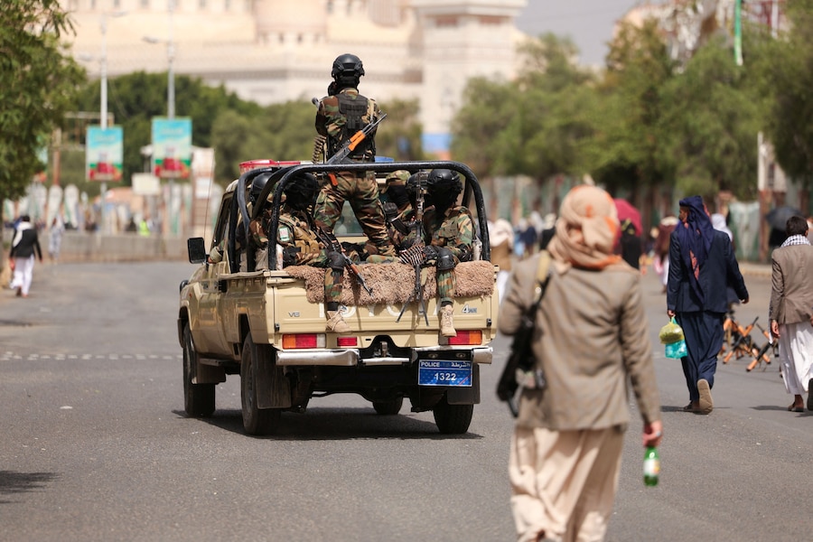 Membri delle forze di sicurezza Houthi pattugliano una strada che conduce al luogo di una manifestazione anti-saudita, nel contesto di un’escalation con il Regno, a Sana’a, Yemen (REUTERS)