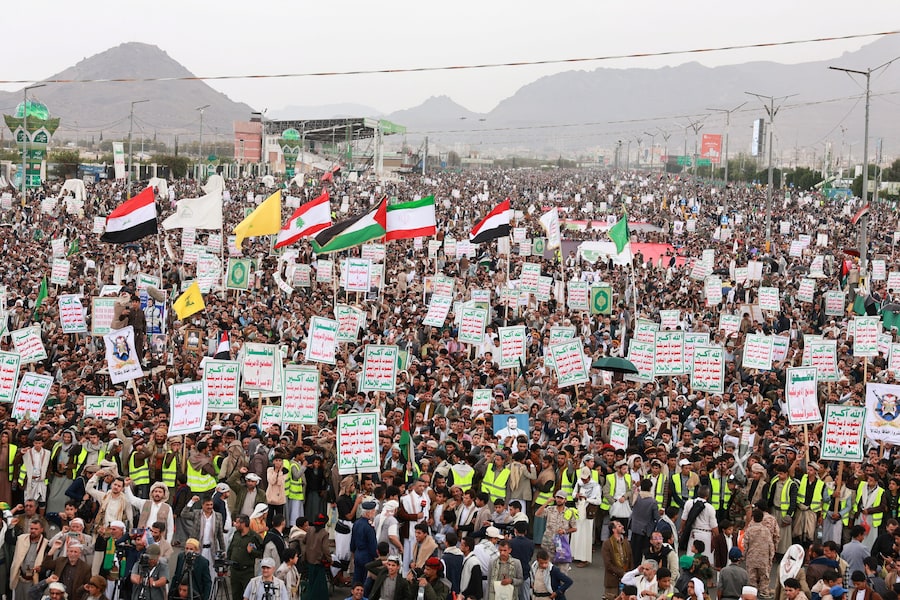 Sostenitori degli Houthi reggono cartelli durante una manifestazione contro l’Arabia Saudita, nel contesto di un’escalation con il Regno, a Sana’a, nello Yemen (REUTERS)