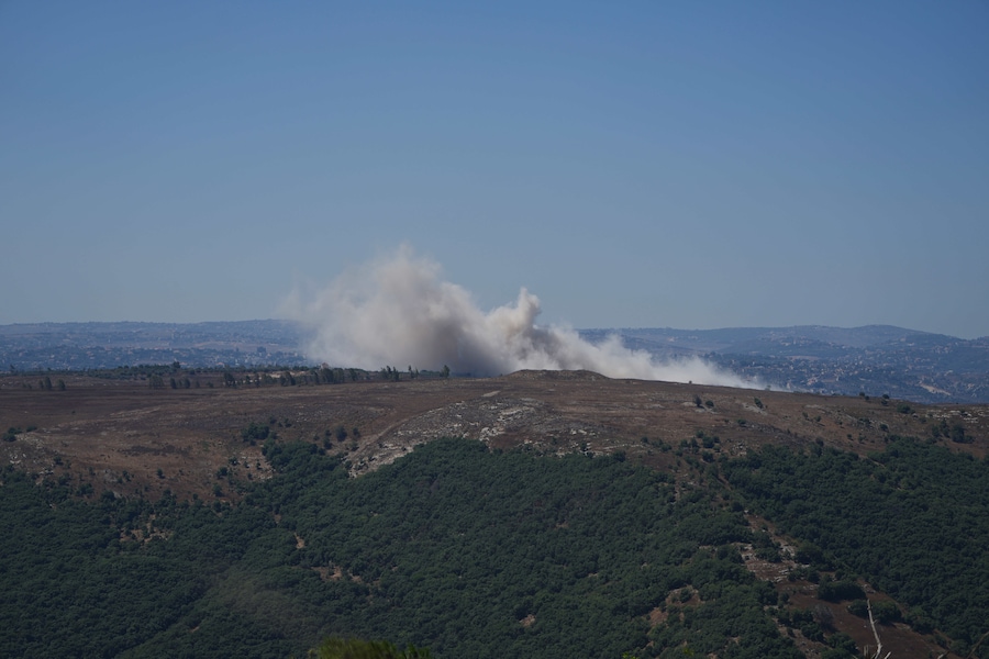 Del fumo si alza in seguito a un’esplosione in un’area occupata da Israele, vista da Zawtar al-Gharbieh, nel Libano meridionale (APN)