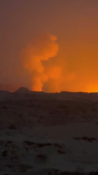 Una colonna di fumo si alza in seguito a presunti attacchi a Qeshm, in Iran (via REUTERS)