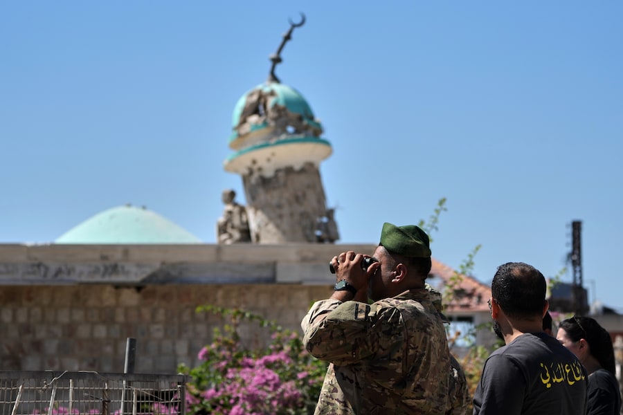 Un soldato libanese osserva con il binocolo in direzione del villaggio di Zawtar al-Sharqiyah, occupato dalle forze israeliane, da Zawtar al-Gharbieh, nel Libano meridionale (APN)