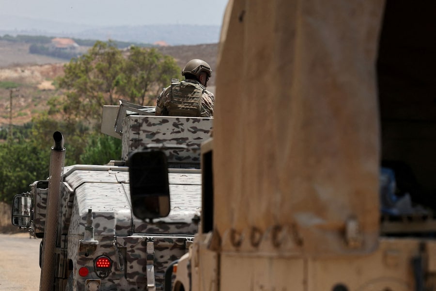 Un membro dell’esercito libanese siede su un veicolo a Zawtar al-Gharbiyeh, nel Libano meridionale (REUTERS)