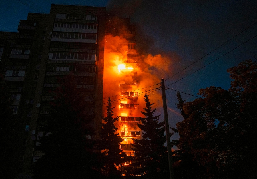 Un incendio divampa in un edificio residenziale a seguito di un attacco russo con bombe guidate a Kramatorsk, in Ucraina (EPA)