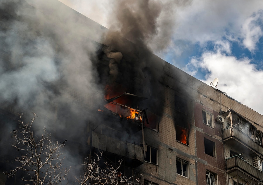 Soccorritori ucraini al lavoro sul luogo di un attacco russo contro una zona residenziale a Kramatorsk, nella regione di Donetsk (Ucraina orientale) (EPA)