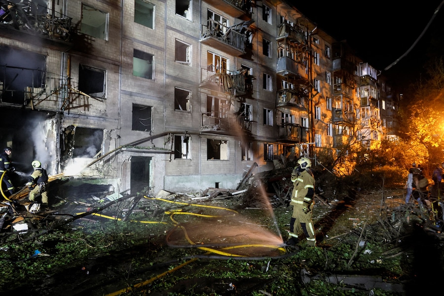 Vigili del fuoco al lavoro sul luogo di un condominio colpito da un attacco missilistico russo a Kiev (REUTERS)