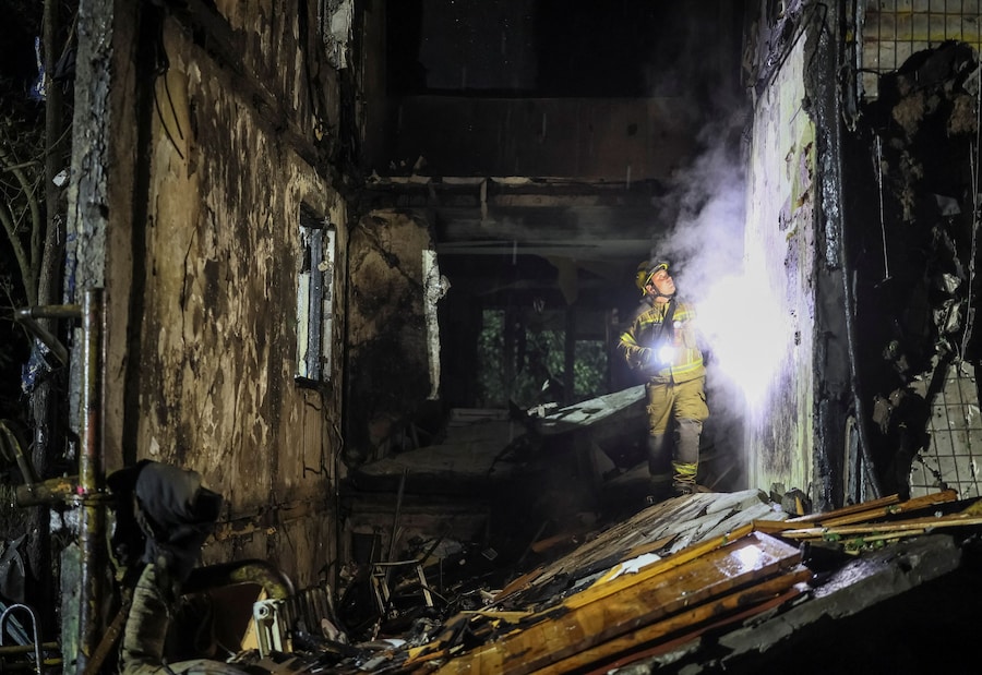 Un soccorritore è al lavoro sul luogo di un condominio colpito da un missile russo durante l’attacco della Russia all’Ucraina, a Kiev (REUTERS)