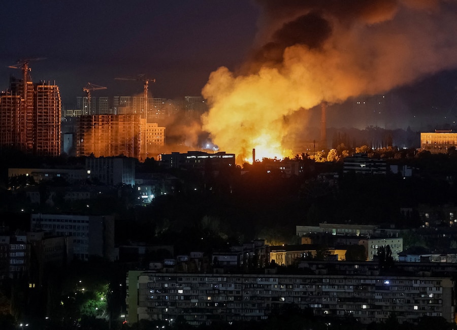 Del fumo si alza sulla città di Kiev durante un attacco missilistico russo (REUTERS)