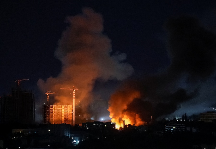 Del fumo si alza sulla città di Kiev durante un attacco missilistico russo (REUTERS)