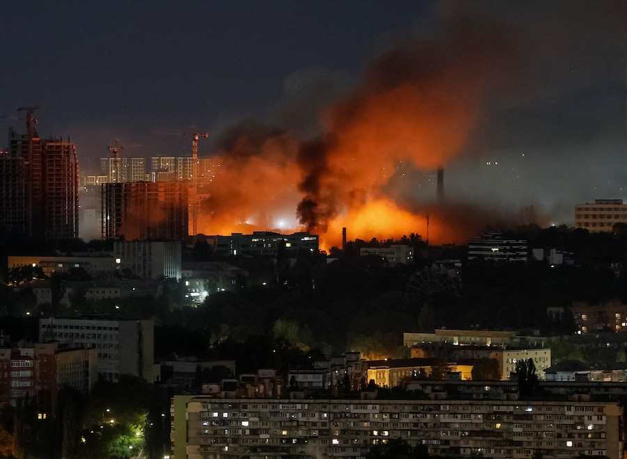 Del fumo si alza sulla città di Kiev durante un attacco missilistico russo (REUTERS)