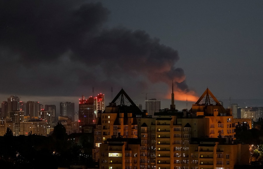 Del fumo si alza sulla città di Kiev durante un attacco missilistico russo (REUTERS)