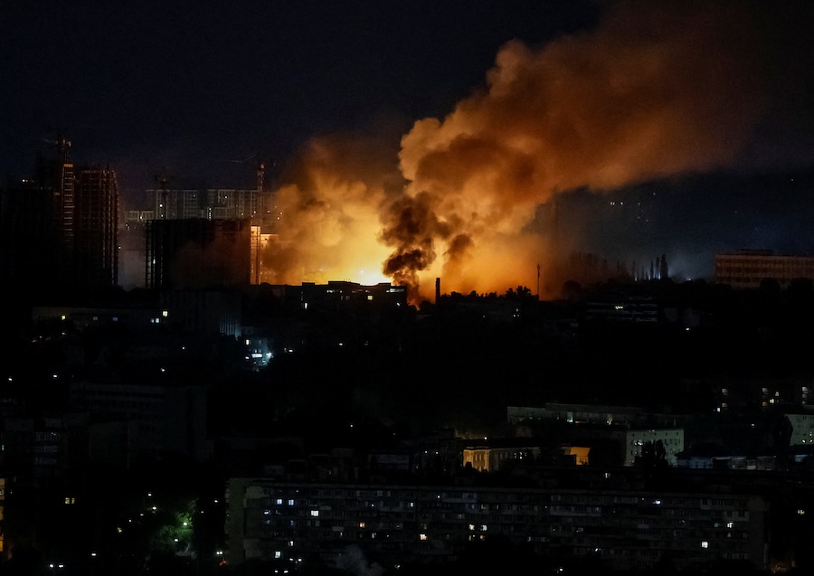 Del fumo si alza sulla città di Kiev durante un attacco missilistico russo (REUTERS)