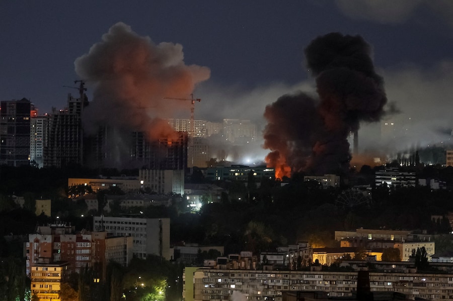 Del fumo si alza sulla città di Kiev durante un attacco missilistico russo (REUTERS)
