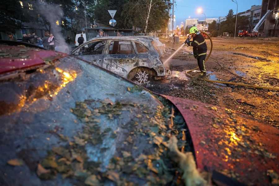 Un vigile del fuoco lavora sul luogo di un attacco missilistico russo a Kiev (REUTERS)