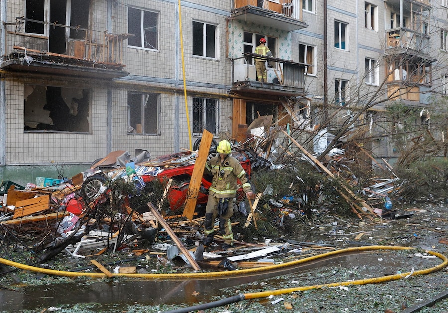 Soccorritori al lavoro sul luogo colpito da un missile russo contro un edificio residenziale a Kiev (EPA)
