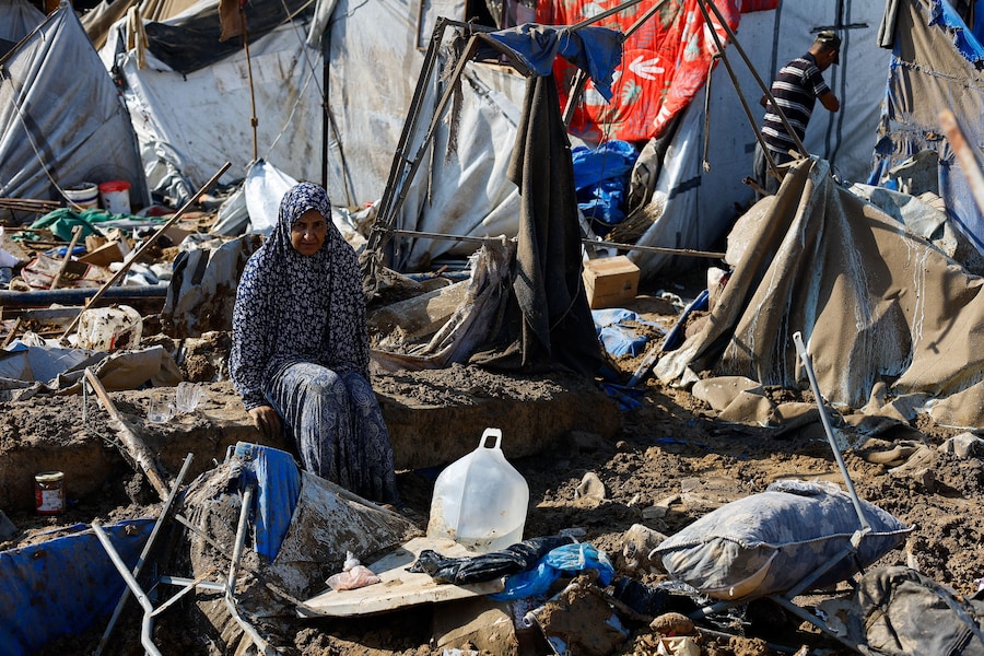 Una donna riposa vicino alle tende che ospitano palestinesi sfollati, a seguito di un attacco israeliano notturno contro un deposito di medicinali — secondo quanto riferito dai soccorritori — a Deir al-Balah, nella Striscia di Gaza centrale (REUTERS)