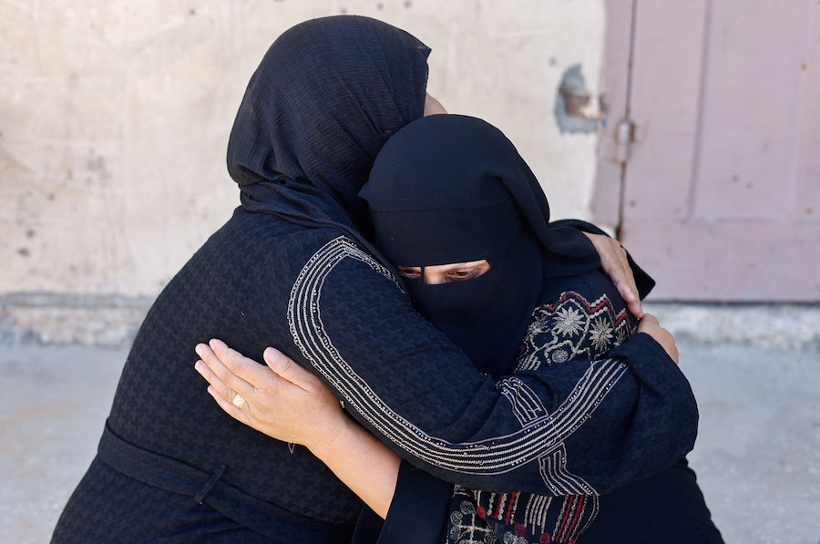 Persone in lutto si confortano a vicenda durante il funerale del palestinese Saber Rabie – rimasto ucciso in un attacco israeliano, secondo quanto riferito dai sanitari – presso l’ospedale dei Martiri di Al-Aqsa a Deir Al-Balah, nella Striscia di Gaza centrale (REUTERS)